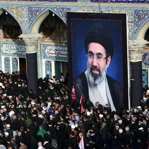En Irán, miles de personas despiden al ayatola Ali Jamenei