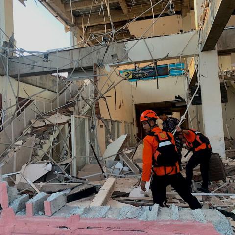 Indonesia: ya son 87 personas muertas tras potente sismo