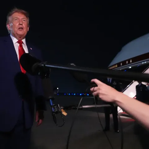 Trump confirma que lo sacaron en secreto en un contendor de catering de un avión y minimiza el hecho