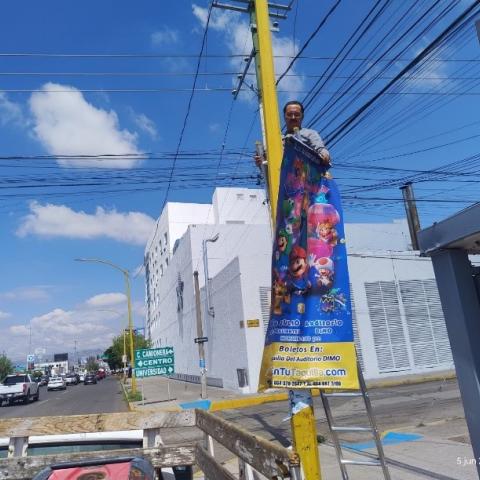 Retira municipio publicidad de mobiliario urbano; recolectan camionetas de residuos y advierten de sanciones