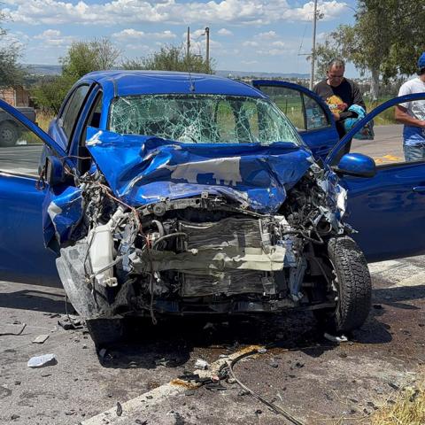 Un joven conductor terminó atrapado dentro de un Nissan March y los rescatistas tuvieron que retirar hasta el volante para poder sacarlo
