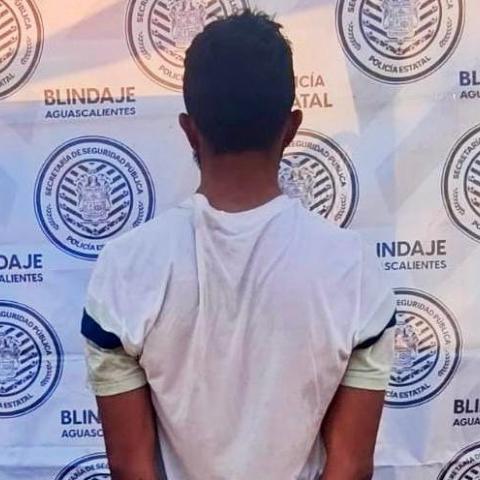 Un despachador identificó al joven como uno de los hombres que abastecieron una motocicleta y escaparon sin cubrir el costo del combustible