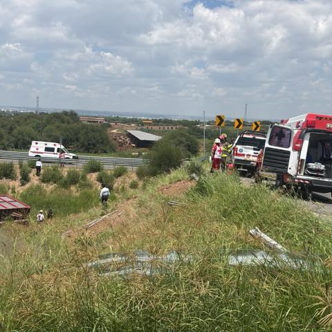 Aparatosa volcadura moviliza a bomberos, Cruz Roja y Policía Estatal; los lesionados quedaron atrapados dentro de la cabina