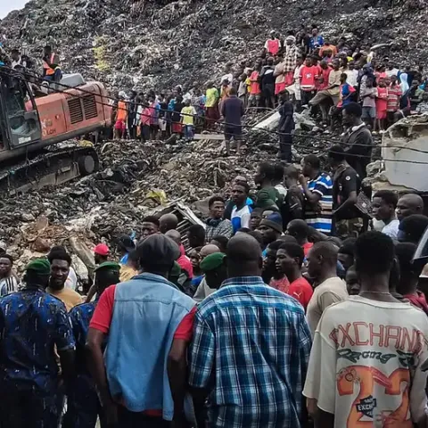 Guinea: mueren 30 personas tras derrumbe en un basurero