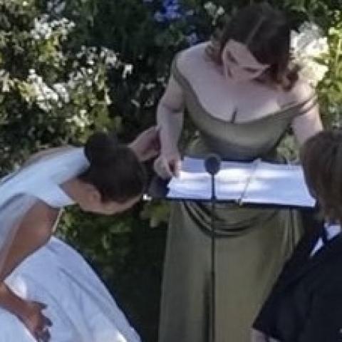 La cantante Billie Eilish oficia la boda de su hermano Finneas O’Connell 