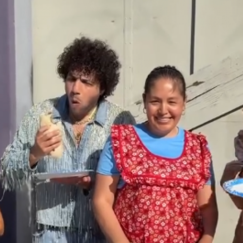 Selena Gomez, Benny Blanco y Becky G disfrutan de un "Burrito mexicano"