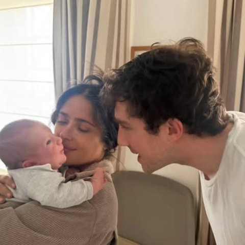 Salma Hayek ya es “abuela” y presume tierna foto con el nuevo bebé de la familia