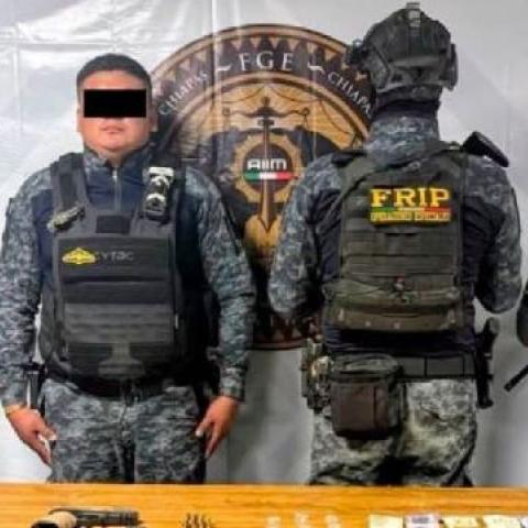 Detenido con uniforme