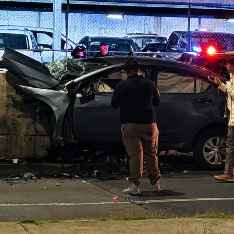 El auto se incrustó en la división de la lateral con la entrada al paso a desnivel