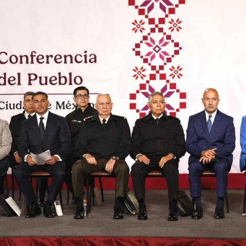 Funcionarios en conferencia matutina 