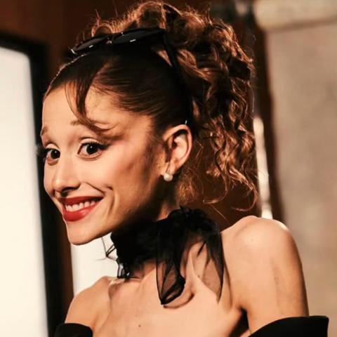 Ariana Grande aclara que su pausa no fue por las críticas; su madre sale en su defensa