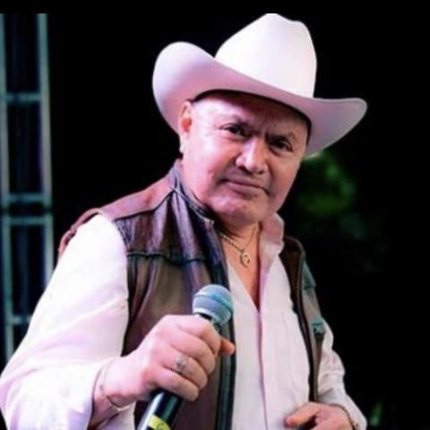 Balean antes de un concierto a Edilberto Portillo, vocalista de 'Beto y sus Canarios'