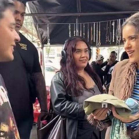 Rosalía sorprende a fans durante su paseo por La Lagunilla en la CDMX