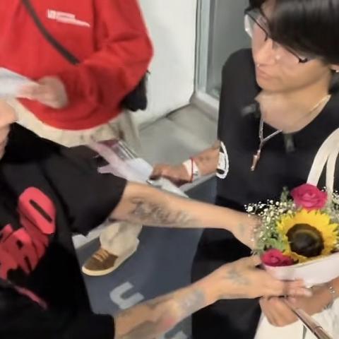 “Un verdadero fan se sabría mis canciones”: le dice Mon Laferte a fan y el momento causa polémica
