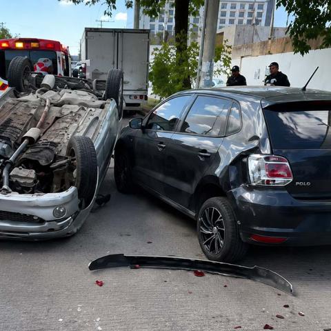 Un automóvil terminó con las llantas hacia arriba tras impactar dos vehículos estacionados; el conductor resultó ileso