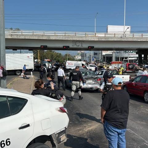 Tráiler se queda sin frenos y embiste a varios autos en la salida a SLP y Siglo XXI