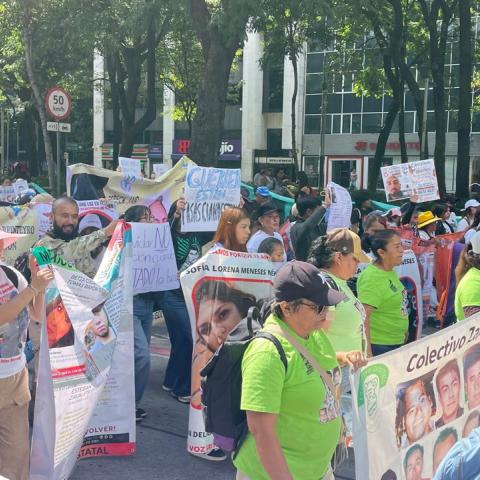 Familias de personas desaparecidas marchan por las calles de la CDMX