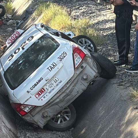 El conductor del taxi 3029 salió por su propio pie y prácticamente ileso; viajaba solo cuando el ferrocarril golpeó el vehículo del lado del copiloto