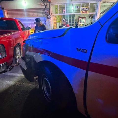 Perdió el control y se estrelló contra la unidad de emergencia que estaba estacionada; los daños fueron estimados en 100 mil pesos