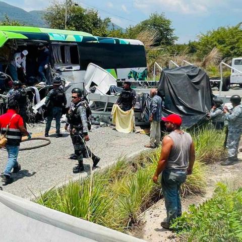 Accidente entre Guardia Nacional y autobús de pasajeros en Chiapas deja un muerto y 16 heridos