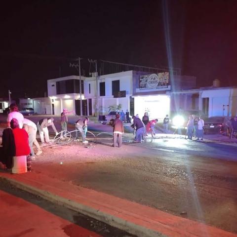 Aseguran que durante la noche varias personas realizaron excavaciones y conectaron mangueras en la entrada del fraccionamiento