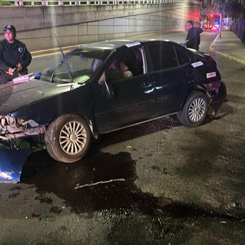 Alcoholizado conductor resultó lesionado al volcar su auto a espaldas del IEA