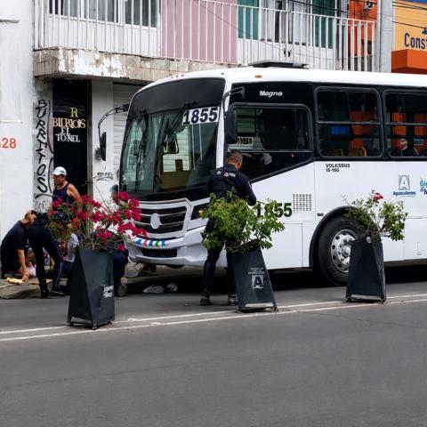 El menor cruzó la calle cuando fue impactado por la unidad del transporte público; fue llevado al hospital y la conductora quedó a disposición de las autoridades