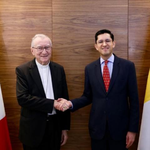 El canciller Roberto Velasco recibe al secretario de Estado del Vaticano para reunión de trabajo
