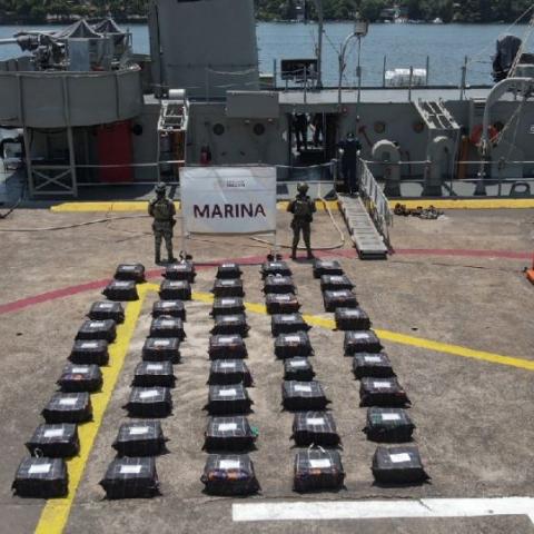 Incautan 1.6 toneladas de presunta cocaína flotando en el mar a 300 kilómetros de Michoacán