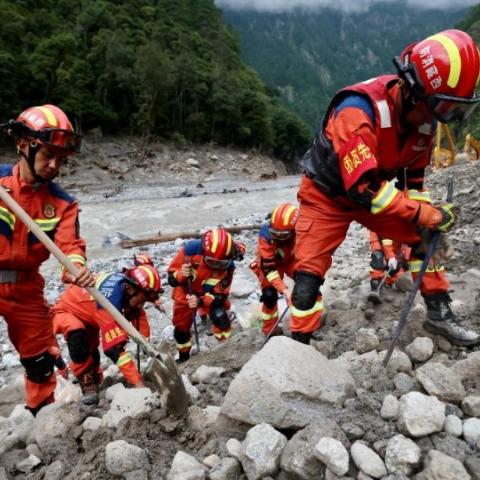 Rescatan a niña de seis años tras 60 horas atrapada entre los escombros de la riada en Nepal