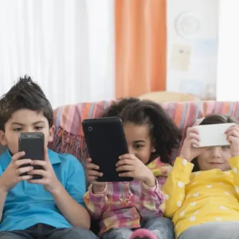 "La edad correcta para dar un teléfono a las infancias es cuando quieres que dejen de leer", advierte experto