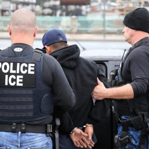 Mexicano denuncia que despertó golpeado en un hospital tras una detención del ICE