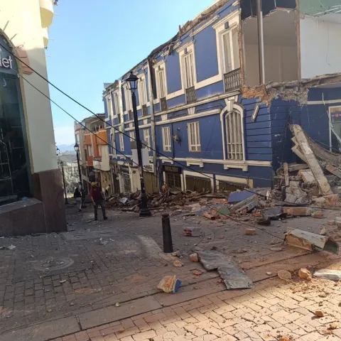 Terremoto de 7.4 sacude Colombia y provoca daños a diversos edificios