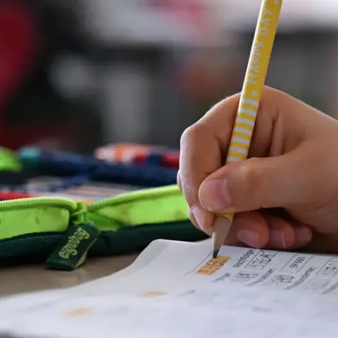 Cae el rendimiento escolar del mundo ante ascenso de la IA; Asia obtiene los mejores resultados