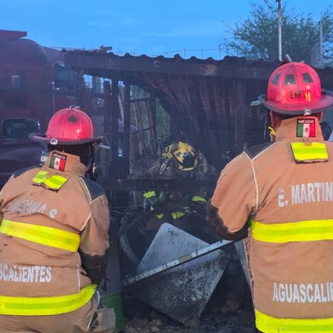 El incendio se desató durante la tarde sobre avenida Héroe Inmortal; el encargado, de 59 años, logró salir ileso y hasta el momento se desconoce qué originó el fuego