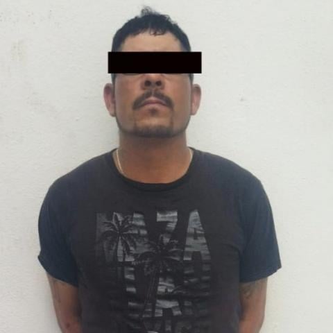 Un adolescente de 15 años y una niña de 12 subían por las escaleras cuando encontraron al hombre desnudo dentro de un baño y con la puerta abierta