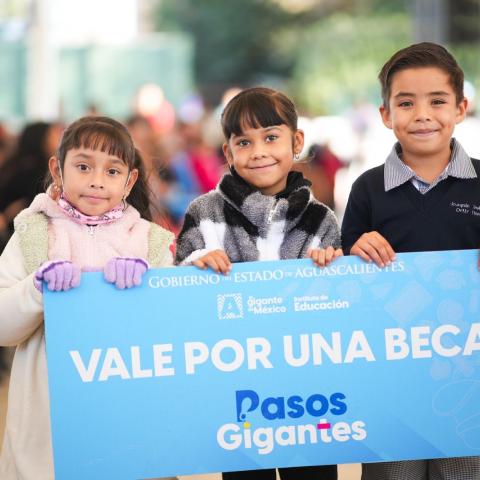 Anuncian más de 20 mil becas para estudiantes de kínder hasta universidad en Aguascalientes