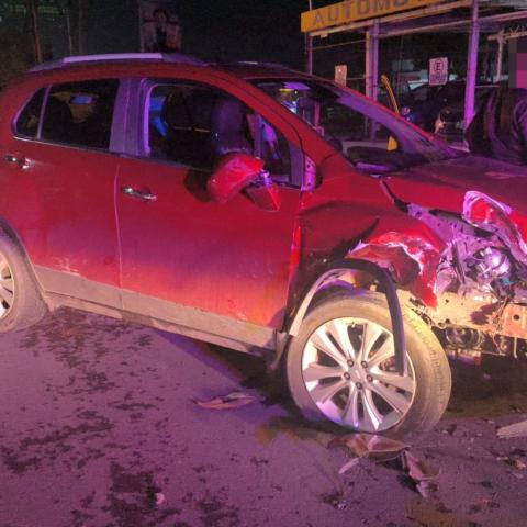 El vehículo terminó destrozado de la parte frontal y el automovilista fue llevado ante un juez municipal al comprobar su estado de ebriedad
