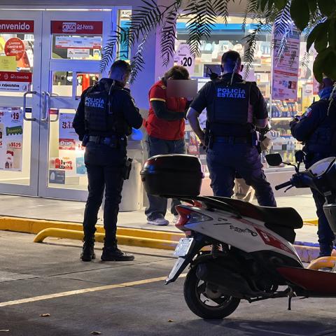 El delincuente amagó a la empleada directamente en la zona de cajas y, tras obtener el efectivo, escapó corriendo por calles de Jardines de las Fuentes