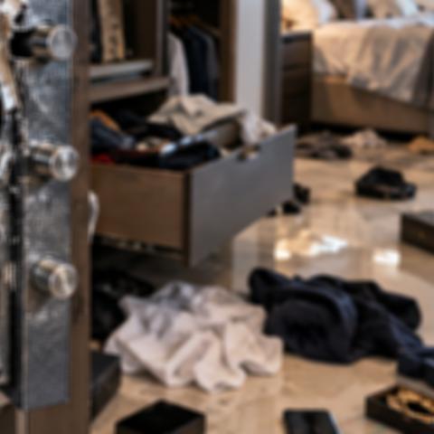 Los habitantes salieron a comer y al regresar encontraron la recámara revuelta y la caja fuerte abierta