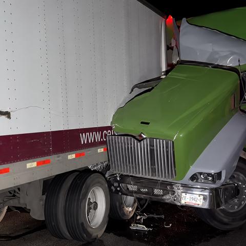 El accidente ocurrió frente a Nissan 2, cuando un tráiler intentó cambiarse al carril izquierdo y se atravesó en la trayectoria de un camión de carga