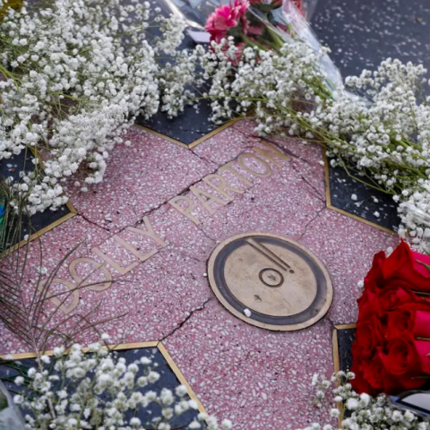 Reparan la estrella de Dolly Parton en el Paseo de la Fama tras ser vandalizada días después de su muerte
