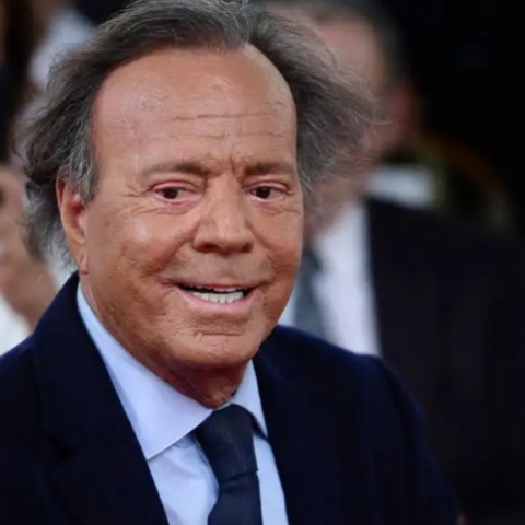Julio Iglesias enfrenta nueva demanda de dos exempleadas por presunta agresión sexual y trabajo forzado
