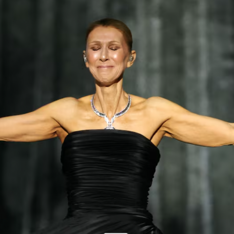 Céline Dion rompe en llanto durante su regreso a los escenarios en París