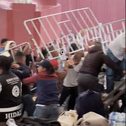Protesta de normalistas irrumpe evento de Sheinbaum en Hidalgo