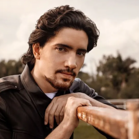 Alex Fernández es hospitalizado de emergencia y reportado con pronóstico reservado