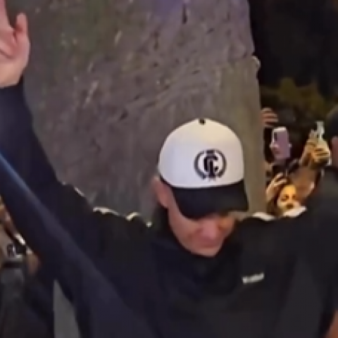 Robbie Williams canta para sus fans afuera de su hotel en Perú tras cancelación de concierto