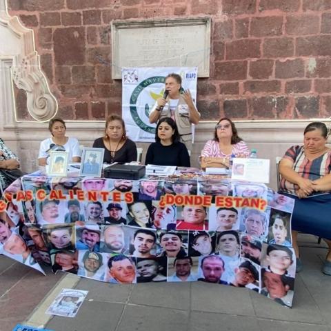 Familias buscadoras se manifiestan frente a Palacio de Gobierno; exigen transparencia y seguimiento