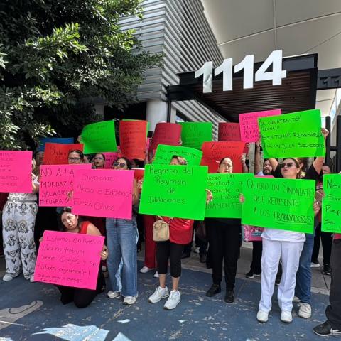 [GALERÍA] “No te vayas a enfermar, no tenemos material”: Se suma Aguascalientes a manifestaciones laborales del IMSS