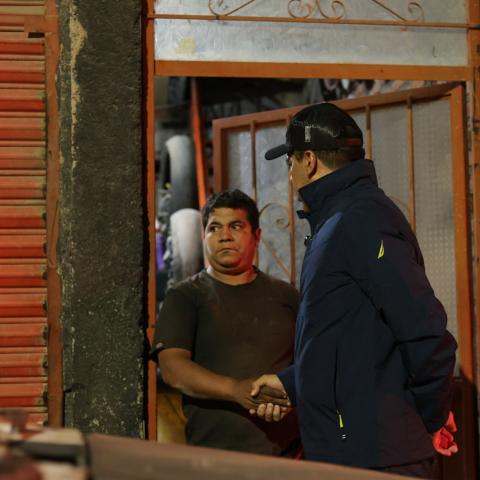 Leo Montañez hace recorrido nocturo en Norias de Paso Hondo